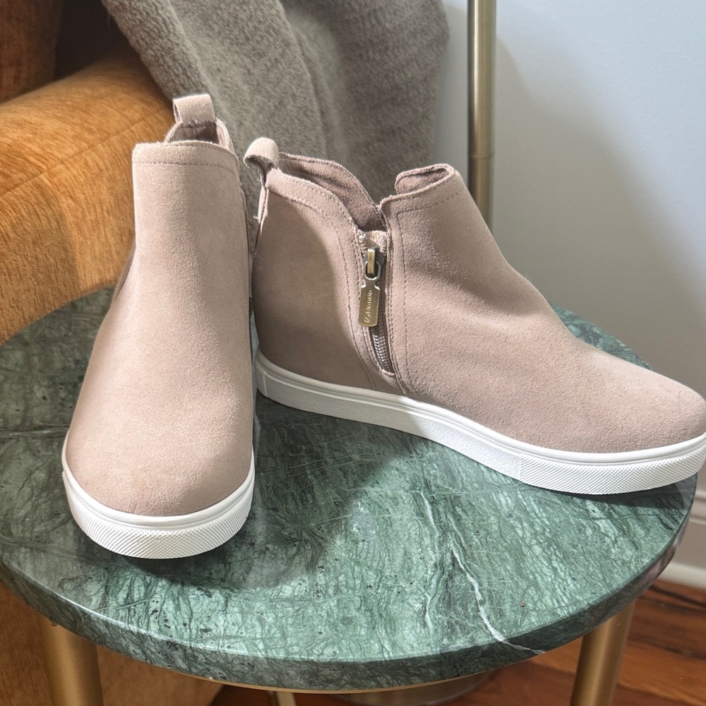 Blondo Women's Taupe Sneakers - never worn